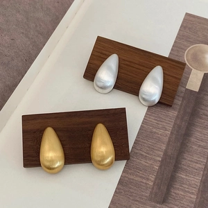 Boucles D'oreilles Puces Goutte Métal Brossé Laiton Plaqué Or 18K Mat Élégant Simple Bijoux Pour Femmes