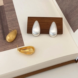 Boucles d'oreilles goutte minimalistes en or et argent avec texture métal brossé