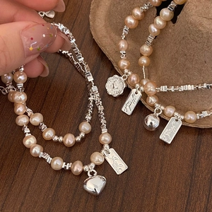 Elegantes Perlenarmband mit Silberperlen und Herzanhängern für Damen im Luxus-Stil