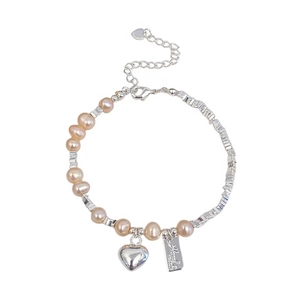 Elegantes Süßwasserperlen-Armband mit Silberakzenten und Herzanhänger für Damen