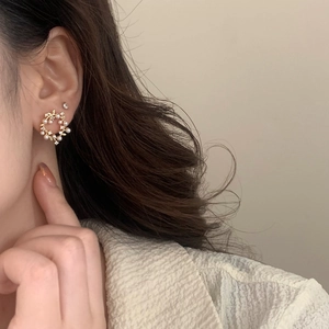 French retro wreath stud earrings with white pearls and small diamonds in gold finish