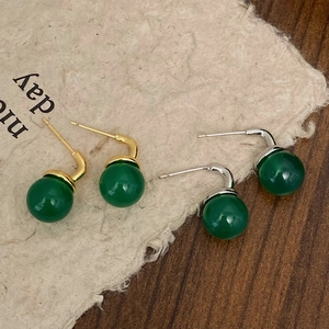 Elegant green chalcedony stud earrings in gold and silver finish, retro style jewelry