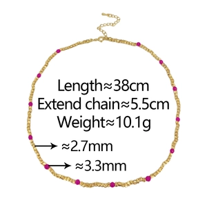 Détails du collier à perles plaqué or avec pierres roses et dimensions exactes