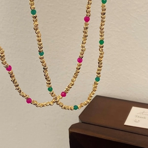 Collier en perles plaqué or avec pierres naturelles violettes et vertes style boho