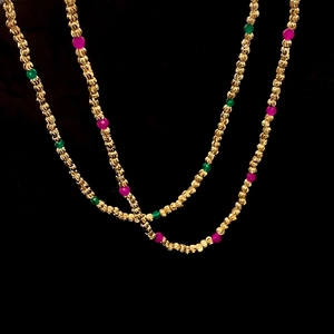 Détail d'une chaîne plaquée or avec des perles de pierre naturelle rose et verte
