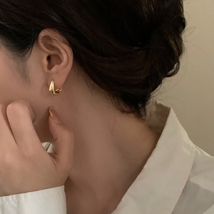 Chic minimalist U-shaped gold teardrop earrings for women in a modern metallic style