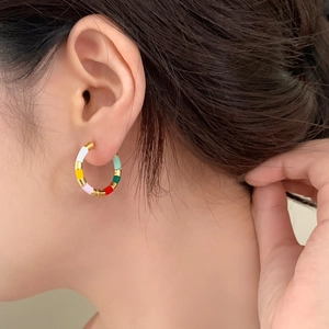 Créoles françaises en émail coloré doré avec un design multicolore éclatant pour femme