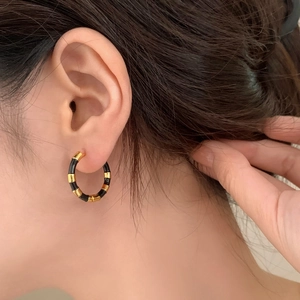 Boucles d'oreilles créoles émaillées noir et or style français pour un look minimaliste