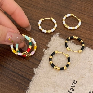 Boucles d'oreilles créoles émaillées avec segments dorés de style vintage coloré