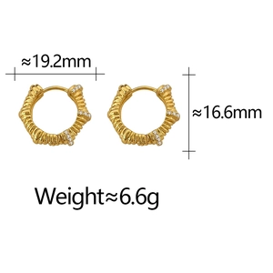 Vue détaillée de boucles d'oreilles rondes dorées avec texture soleil et dimensions