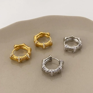 Boucles d'oreilles créoles spirales dorées et argentées avec zircon sur céramique