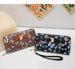 Détails de portefeuilles longs avec motifs papillon, nœuds et fermetures zippées