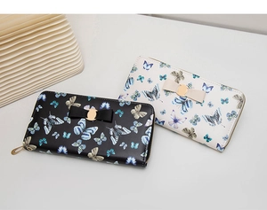 Détail de portefeuilles longs à imprimé papillon avec fermeture éclair métallique
