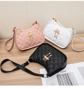 Détail des sacs à bandoulière en cuir PU matelassé avec boucles cygne et pompons