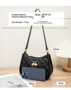 Détail du sac bandoulière matelassé noir avec ornement de cygne doré et décor de chaîne