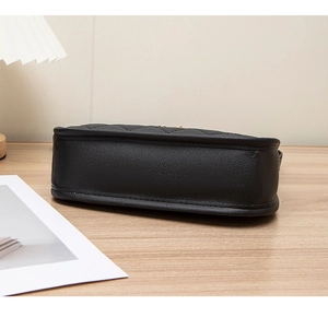 Vue détaillée du fond plat et de la texture du cuir grainé de ce sac à main noir chic