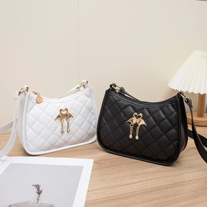 Sacs portés épaule matelassés en demi-lune avec boucle flamant rose en noir et blanc