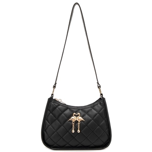 Sac sous le bras matelassé noir avec pompon flamant doré et fine bandoulière élégante