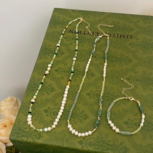 Etnische parelketting met groene natuurstenen en bijpassende armband met gouden sluiting