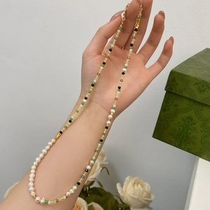 Elegante bamboe parelketting met kleurrijke kralen gepresenteerd op een hand