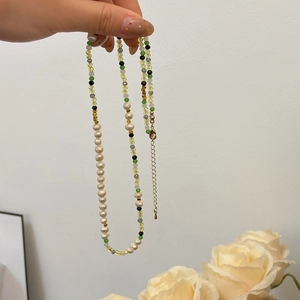 Ketting van zoetwaterparels in bamboestijl met groene kralen en gouden sluiting