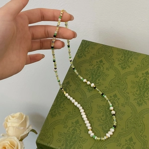 Detail van zoetwaterparelketting met kleurrijke kristallen kralen en gouden kralen
