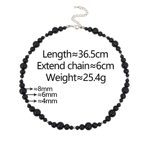 Détail du collier de perles noires avec accents argentés et mesure de longueur de 36,5 cm