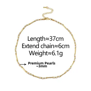 Detail der Perlenkette mit weißen Perlen, goldenen Bambusröhren und verstellbarem Verschluss