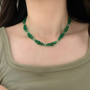 Collier en calcédoine verte avec perles dégradées porté sur le cou d'un mannequin