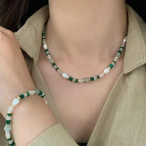 Detail von Barockperlen- und Malachit-Halskette und Armband-Set an einem Model