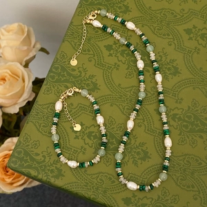 Details von Barockperlen und Malachit Schmuckset auf einer floralen Geschenkbox