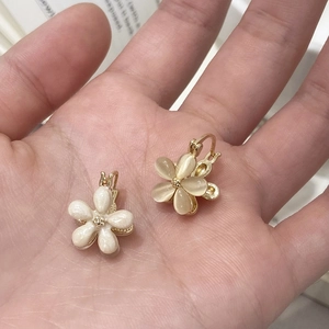 Élégantes boucles d'oreilles fleur à cinq pétales dorées avec pétales blancs et champagne