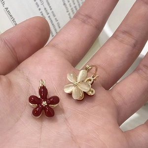 Boucles d'oreilles fleuries dorées avec breloques en émail rouge et opale blanche