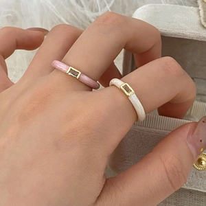 Anillos minimalistas de esmalte dorado con piedras de circón para un look de lujo mujer