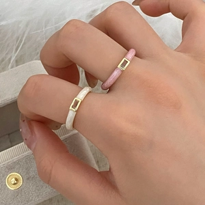 Anillos minimalistas de esmalte crema y circonita para mujer en variantes rosa y blanco