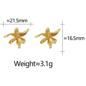 Detailed size and weight specs for gold matte flower earrings, 21.5mm x 16.5mm