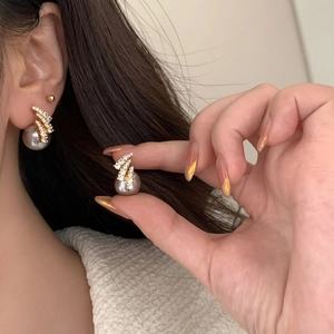 Elegant grey pearl stud earrings with sparkling zircon lightning-shaped gold base