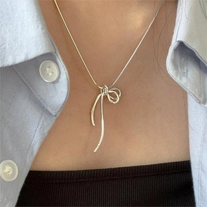 Collier Pendentif Nœud Ruban Cuivre Plaqué Or 14K Chaîne Serpent Avec Strass Bijoux Doux Minimalistes Pour Femmes