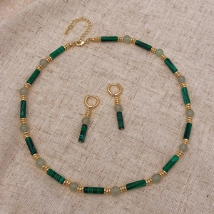 Parure de bijoux en perles de malachite et boucles d'oreilles dorées élégantes