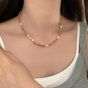 Collier style français avec pierres naturelles roses, perles d'eau douce et billes dorées