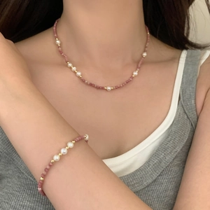 Parure de bijoux en pierre naturelle rose et perles d'eau douce avec collier