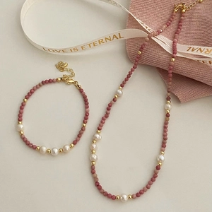 Collier style français en pierres roses et perles d'eau douce avec fermoir doré