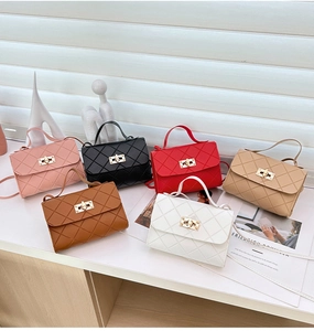 Detalle de bolsos cuadrados acolchados en seis colores con cierre dorado y correa fina
