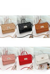 Bolsos bandolera acolchados en seis colores con cierres dorados y correas de cuero
