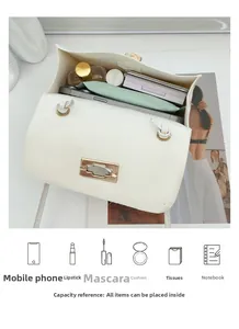 Vista interior del bolso bandolera blanco que muestra su capacidad para objetos diarios