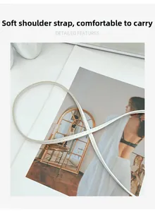 Primer plano de la correa de cuero beige con costuras finas sobre una revista de moda