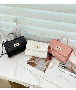 Bolsos bandolera acolchados en negro, blanco y rosa con elegante cierre giratorio dorado