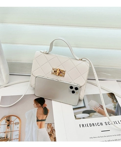 Detalle de mini bolso blanco acolchado con cierre dorado y móvil para ver el tamaño