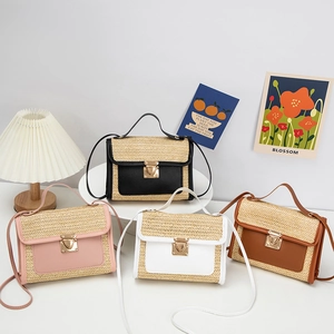Women Straw Woven And PU Leather Patchwork Crossbody Bag Summer Resort Casual Shoulder Bag With Heart Metal Lock Square
