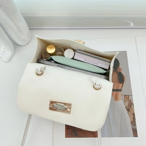 Mini bolso bandolera blanco con cierre dorado y vista del interior para cosméticos y móvil